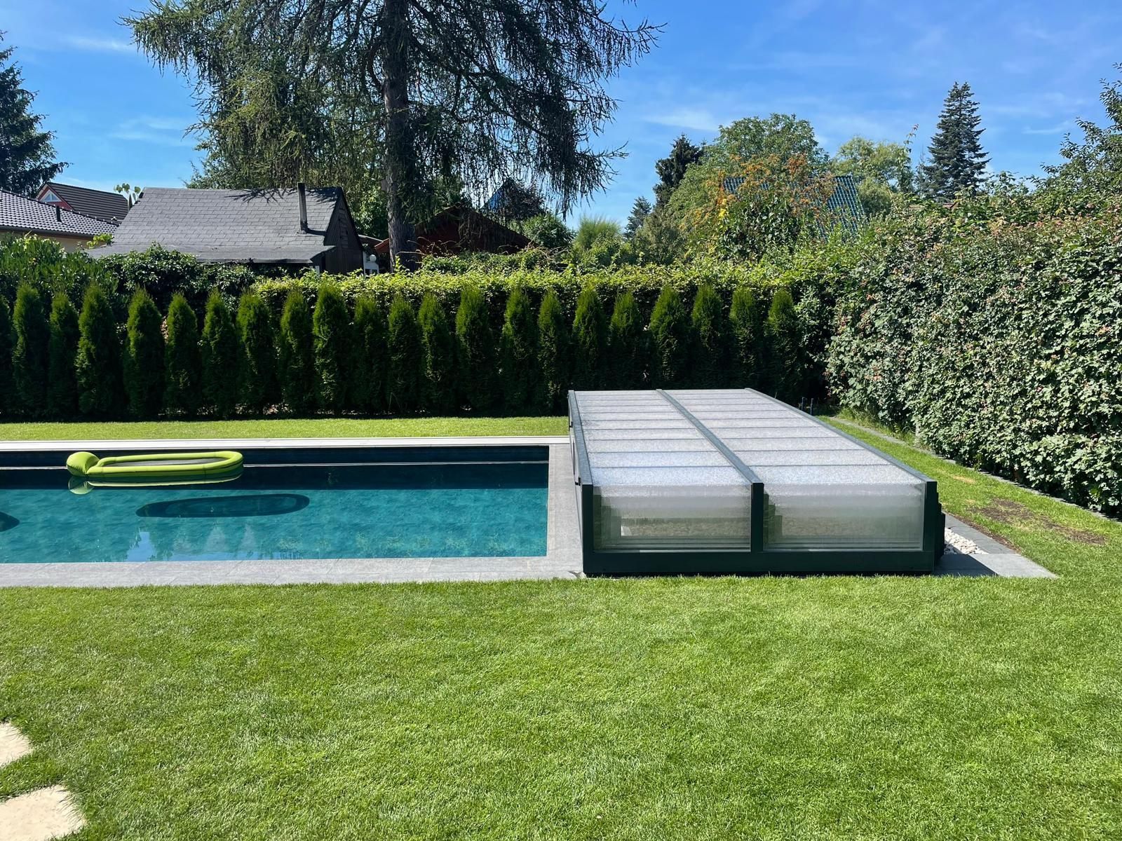 Glasdach über dem Pool