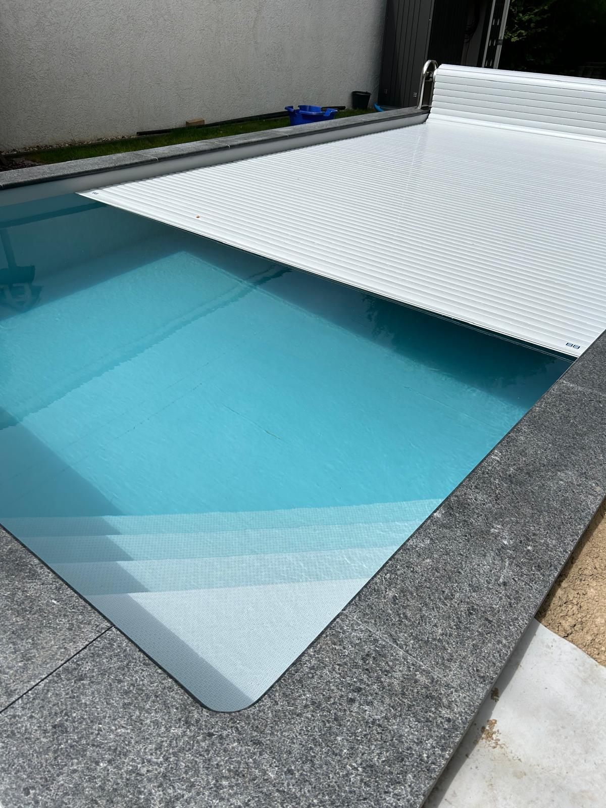 Pool mit Rollabdeckung