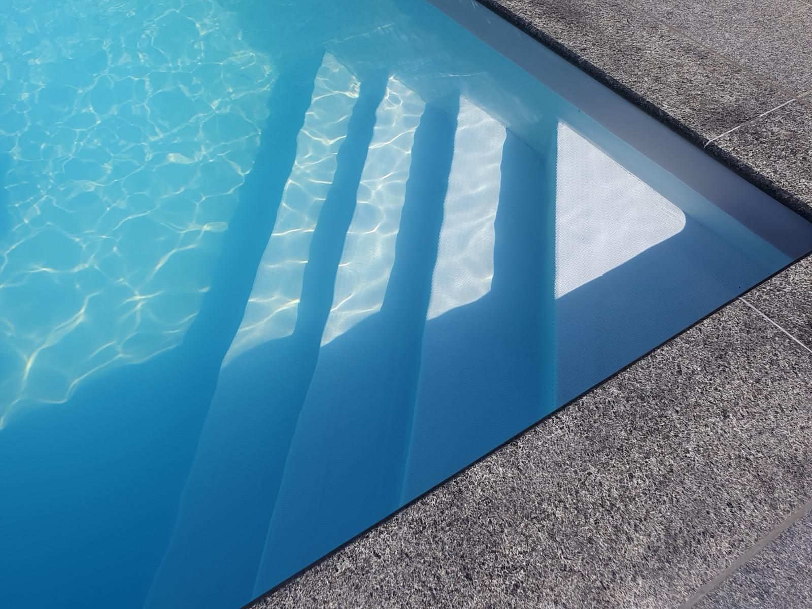 Pool unter Glas