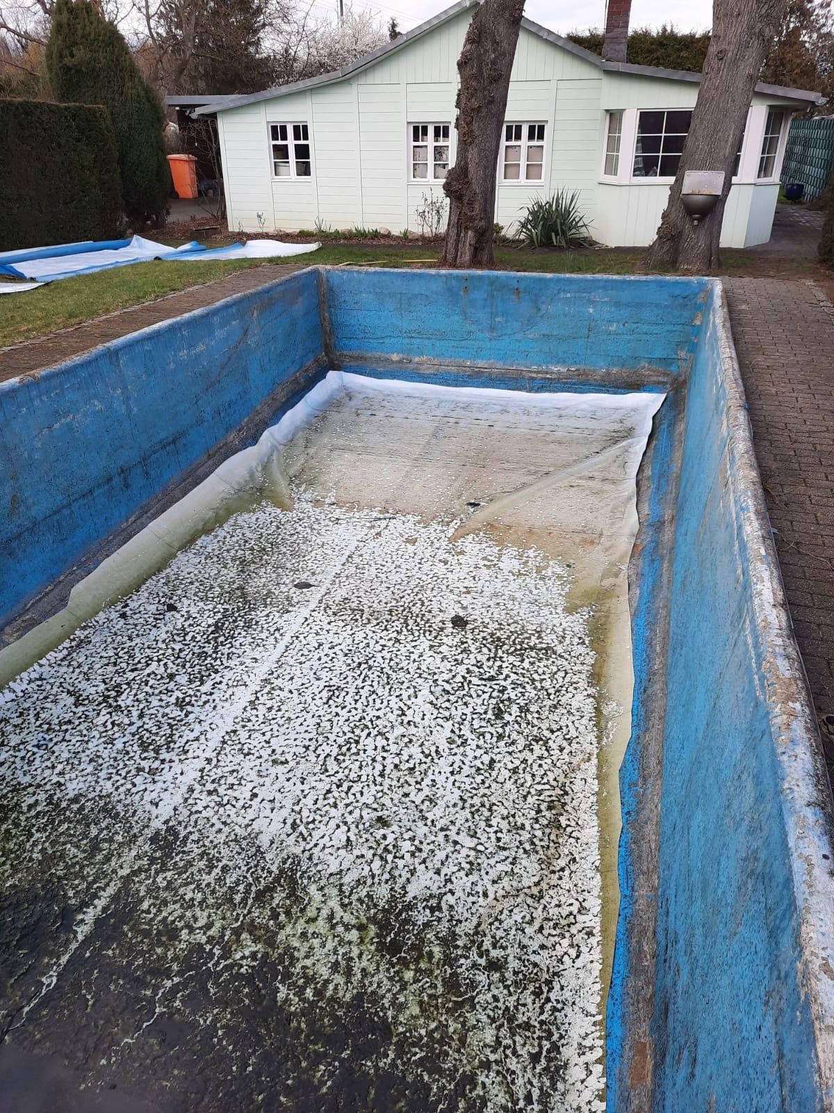 Sanierungsbedürftiger Pool vor der Renovierung